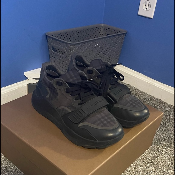 Burberry sneaker size 41 (8) worn 3 times like new - Picture 3 of 4